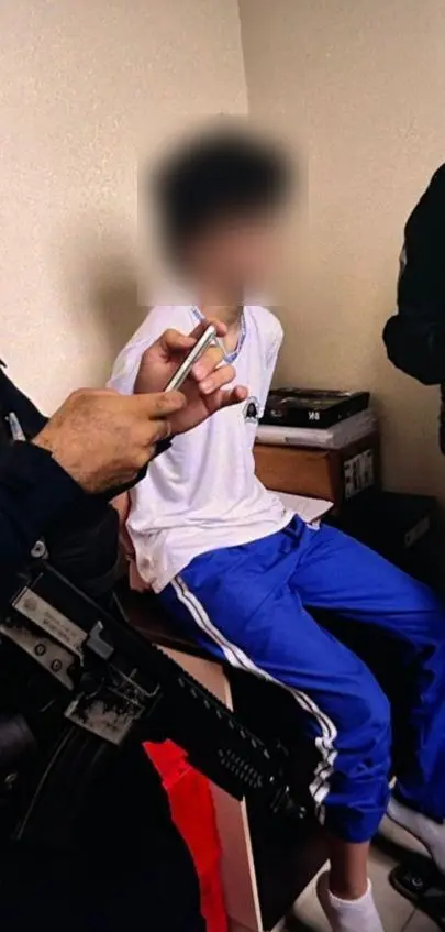 Adolescente de 13 anos se entrega após ataque que matou 2 em escola