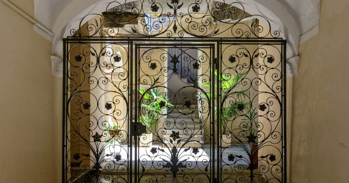 Portão de ferro trabalhado de uma entrada