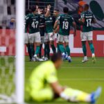 Com retranca, Palmeiras vence Bragantino e segue líder