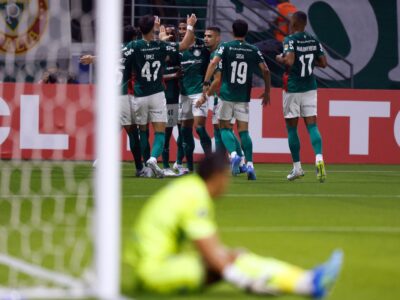 Com retranca, Palmeiras vence Bragantino e segue líder