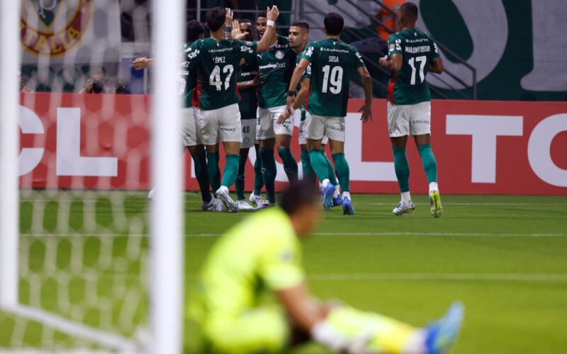 Com retranca, Palmeiras vence Bragantino e segue líder