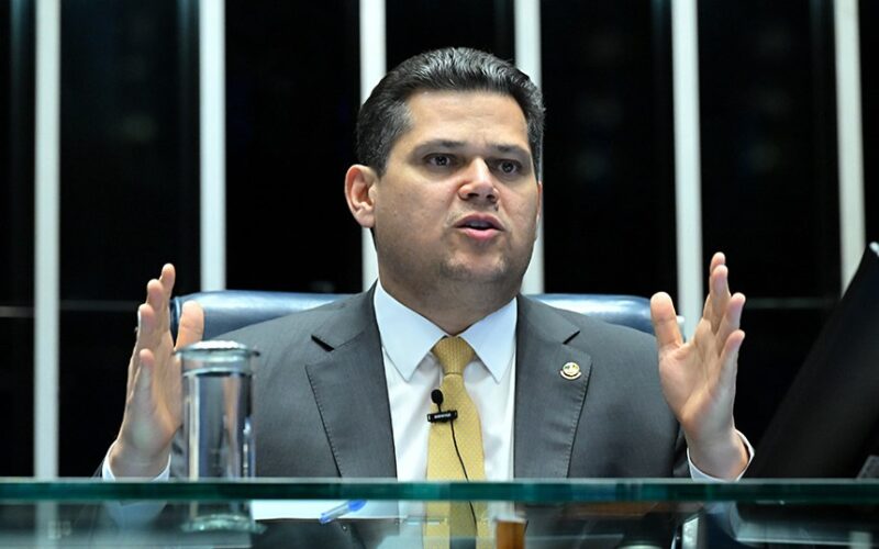 Alcolumbre evita prazo para PEC 6x1, e empresários pedem adiamento