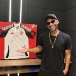 Camisa do Flamengo autografada é rifada para obra social