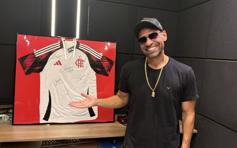 Camisa do Flamengo autografada é rifada para obra social