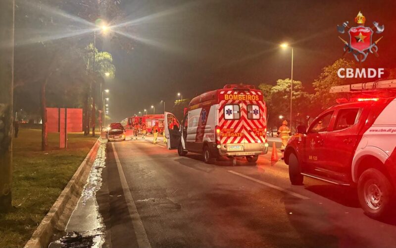 Fiat Punto pega fogo e interdita Eixão Sul