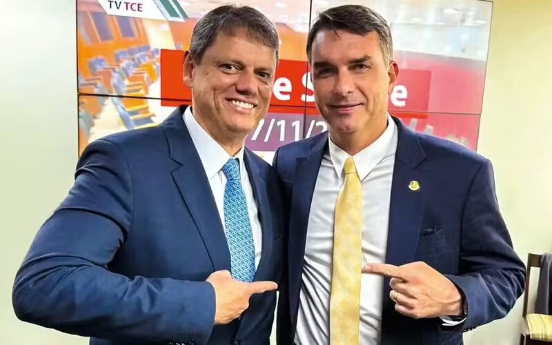 Tarcísio diz que Flávio precisa explicar escândalo do Banco Master
