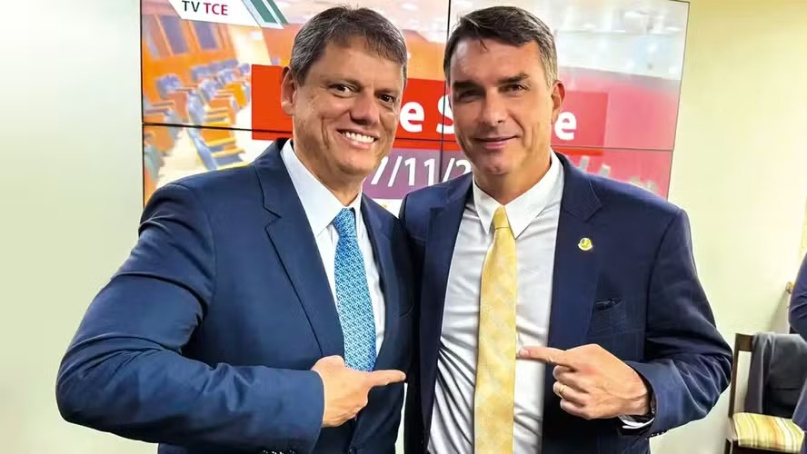Tarcísio diz que Flávio precisa explicar escândalo do Banco Master