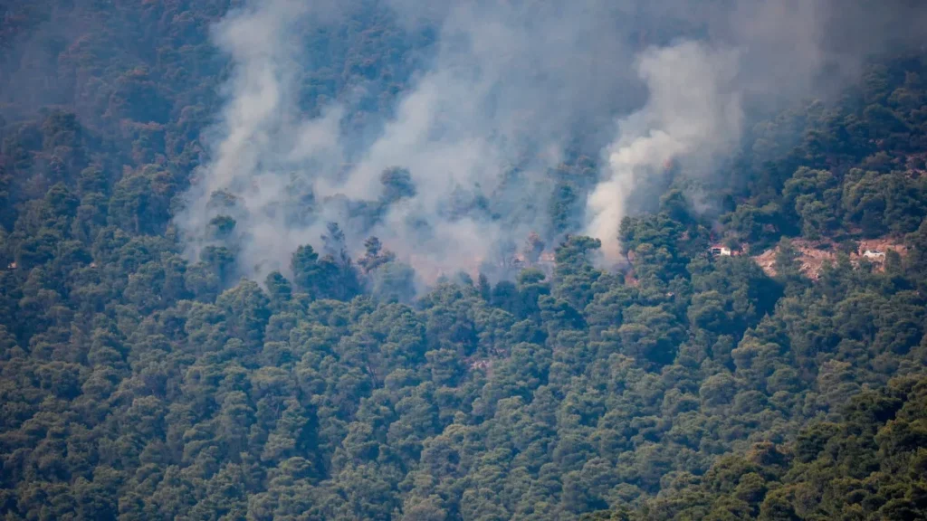 Helicópteros colidem no ar na Grécia durante combate a incêndio