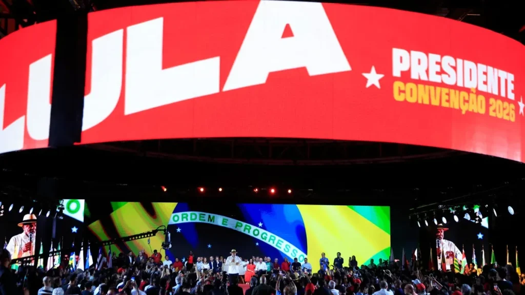 Vermelho, onça e estilo: militância usa moda em convenção de Lula