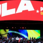 Vermelho, onça e estilo: militância usa moda em convenção de Lula