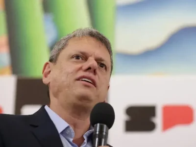 Tarcísio diz que não repetiria boné de Trump e confia nas urnas