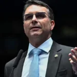 Flávio Bolsonaro alega 'guerra psicológica' e nega sair da corrida